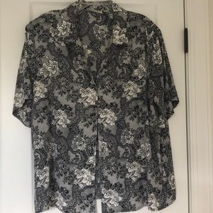 😍Black & White Floral Print Button Down Blouse😍